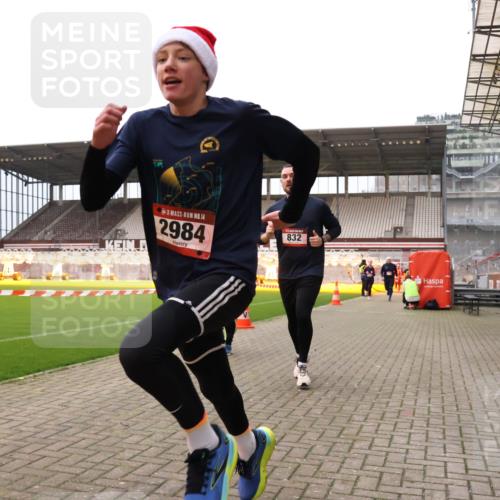 08.12.2024 - St. Pauli X-Mass-Run No. 14 Yannick Fuchs http://msf.ph/oto/7476481 08.12.2024 09:58:39 Ziel 49, 111, 488, 802, 832, 1105, 1119, 1864, 2428, 2722, 2984, 3109 meine-sportfotos.de