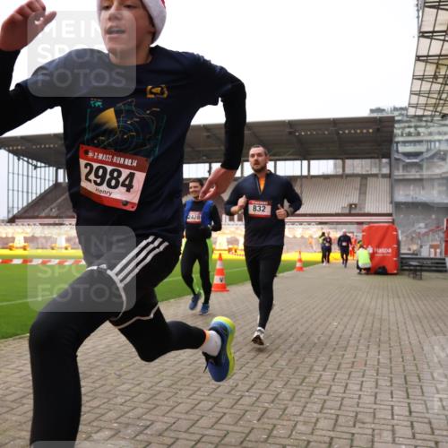 08.12.2024 - St. Pauli X-Mass-Run No. 14 Yannick Fuchs http://msf.ph/oto/7476484 08.12.2024 09:58:39 Ziel 49, 111, 488, 802, 832, 1105, 1119, 1864, 2428, 2722, 2984, 3109 meine-sportfotos.de