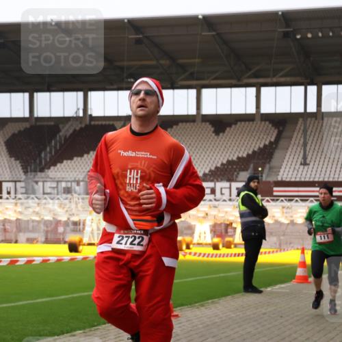 08.12.2024 - St. Pauli X-Mass-Run No. 14 Yannick Fuchs http://msf.ph/oto/7476613 08.12.2024 09:58:47 Ziel 111, 488, 832, 989, 1105, 1119, 2428, 2722 meine-sportfotos.de