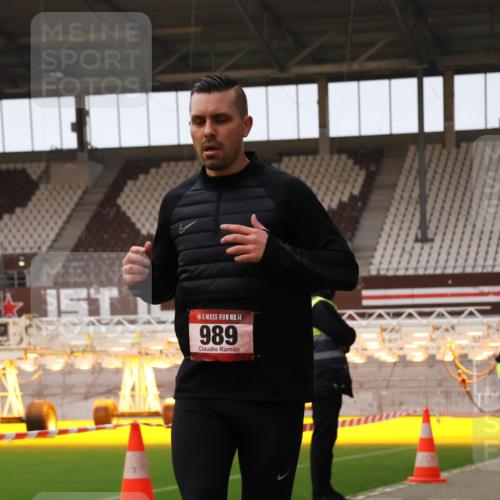 08.12.2024 - St. Pauli X-Mass-Run No. 14 Yannick Fuchs http://msf.ph/oto/7476777 08.12.2024 09:58:56 Ziel 111, 488, 989, 2722, 2983 meine-sportfotos.de
