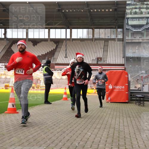 08.12.2024 - St. Pauli X-Mass-Run No. 14 Yannick Fuchs http://msf.ph/oto/7476984 08.12.2024 09:59:19 Ziel 431, 738, 1202, 1534, 1802, 1874, 2746, 3293 meine-sportfotos.de