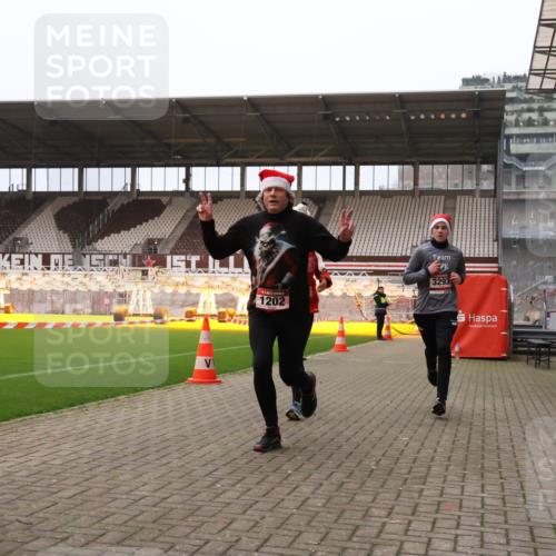 08.12.2024 - St. Pauli X-Mass-Run No. 14 Yannick Fuchs http://msf.ph/oto/7477008 08.12.2024 09:59:21 Ziel 431, 738, 1202, 1534, 1802, 1874, 2746, 3293 meine-sportfotos.de