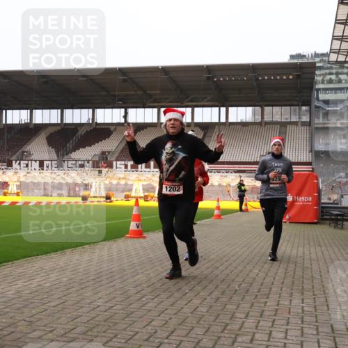 08.12.2024 - St. Pauli X-Mass-Run No. 14 Yannick Fuchs http://msf.ph/oto/7477013 08.12.2024 09:59:21 Ziel 431, 738, 1202, 1534, 1802, 1874, 2746, 3293 meine-sportfotos.de