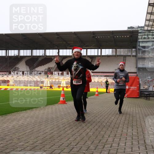 08.12.2024 - St. Pauli X-Mass-Run No. 14 Yannick Fuchs http://msf.ph/oto/7477016 08.12.2024 09:59:21 Ziel 431, 738, 1202, 1534, 1802, 1874, 2746, 3293 meine-sportfotos.de