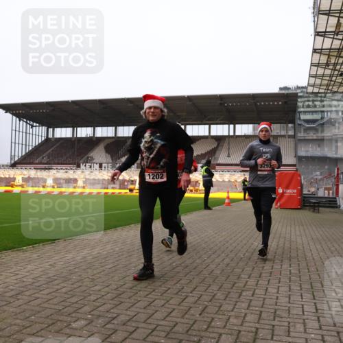 08.12.2024 - St. Pauli X-Mass-Run No. 14 Yannick Fuchs http://msf.ph/oto/7477032 08.12.2024 09:59:21 Ziel 431, 738, 1202, 1534, 1802, 1874, 2746, 3293 meine-sportfotos.de