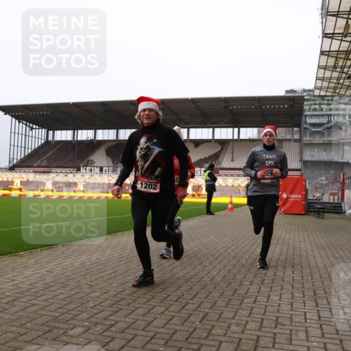 08.12.2024 - St. Pauli X-Mass-Run No. 14 Yannick Fuchs http://msf.ph/oto/7477034 08.12.2024 09:59:21 Ziel 431, 738, 1202, 1534, 1802, 1874, 2746, 3293 meine-sportfotos.de