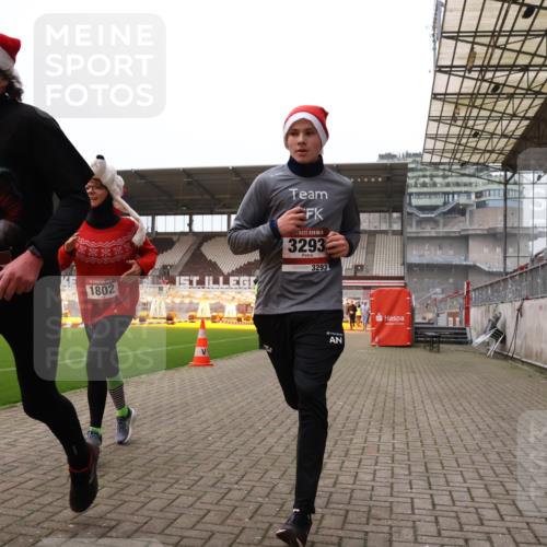 08.12.2024 - St. Pauli X-Mass-Run No. 14 Yannick Fuchs http://msf.ph/oto/7477041 08.12.2024 09:59:22 Ziel 431, 738, 1202, 1534, 1802, 1874, 2746, 2762, 3293 meine-sportfotos.de