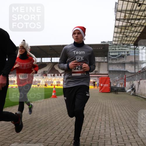 08.12.2024 - St. Pauli X-Mass-Run No. 14 Yannick Fuchs http://msf.ph/oto/7477044 08.12.2024 09:59:22 Ziel 431, 738, 1202, 1534, 1802, 1874, 2746, 2762, 3293 meine-sportfotos.de