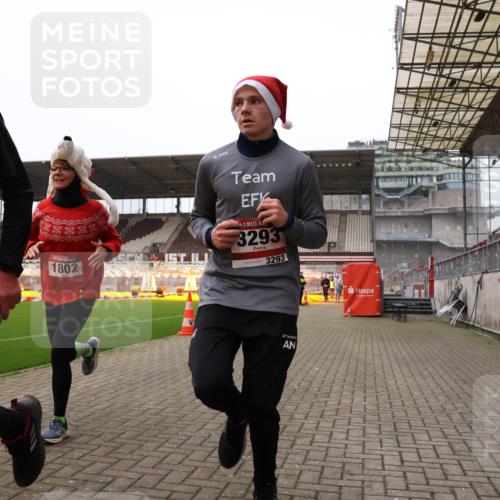 08.12.2024 - St. Pauli X-Mass-Run No. 14 Yannick Fuchs http://msf.ph/oto/7477047 08.12.2024 09:59:22 Ziel 431, 738, 1202, 1534, 1802, 1874, 2746, 2762, 3293 meine-sportfotos.de