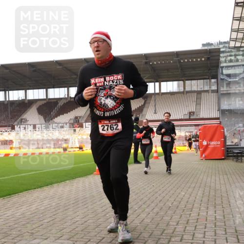 08.12.2024 - St. Pauli X-Mass-Run No. 14 Yannick Fuchs http://msf.ph/oto/7477226 08.12.2024 09:59:39 Ziel 100, 190, 431, 2746, 2762, 2932, 3156, 3157 meine-sportfotos.de