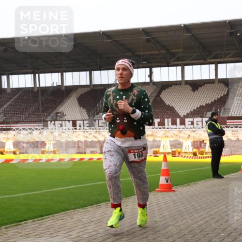 08.12.2024 - St. Pauli X-Mass-Run No. 14 Yannick Fuchs http://msf.ph/oto/7477318 08.12.2024 09:59:45 Ziel 100, 190, 2478, 2480, 2762, 2932, 3156, 3157, 3294 meine-sportfotos.de