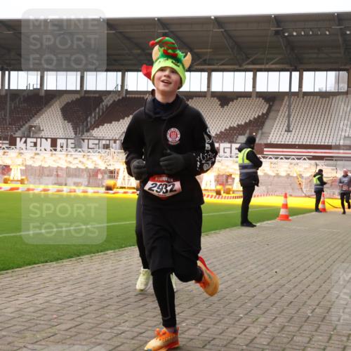 08.12.2024 - St. Pauli X-Mass-Run No. 14 Yannick Fuchs http://msf.ph/oto/7477467 08.12.2024 09:59:53 Ziel 100, 123, 2478, 2480, 2739, 2932, 2958, 3294 meine-sportfotos.de