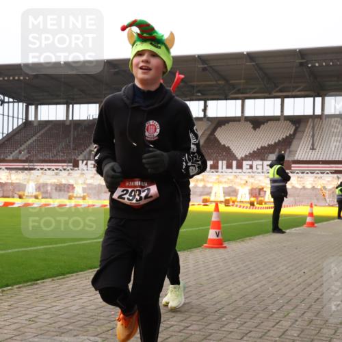 08.12.2024 - St. Pauli X-Mass-Run No. 14 Yannick Fuchs http://msf.ph/oto/7477470 08.12.2024 09:59:53 Ziel 100, 123, 2478, 2480, 2739, 2932, 2958, 3294 meine-sportfotos.de