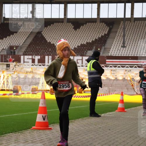 08.12.2024 - St. Pauli X-Mass-Run No. 14 Yannick Fuchs http://msf.ph/oto/7477567 08.12.2024 10:00:02 Ziel 123, 2478, 2480, 2739, 2958, 3294 meine-sportfotos.de