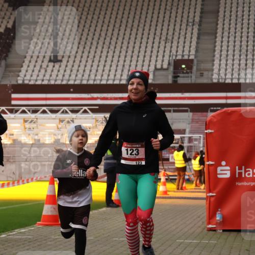 08.12.2024 - St. Pauli X-Mass-Run No. 14 Yannick Fuchs http://msf.ph/oto/7477632 08.12.2024 10:00:05 Ziel 123, 2478, 2480, 2739, 2958, 3172, 3294 meine-sportfotos.de
