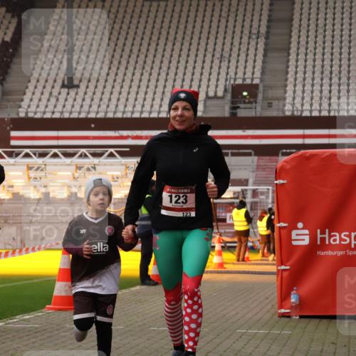 08.12.2024 - St. Pauli X-Mass-Run No. 14 Yannick Fuchs http://msf.ph/oto/7477635 08.12.2024 10:00:05 Ziel 123, 2478, 2480, 2739, 2958, 3172, 3294 meine-sportfotos.de