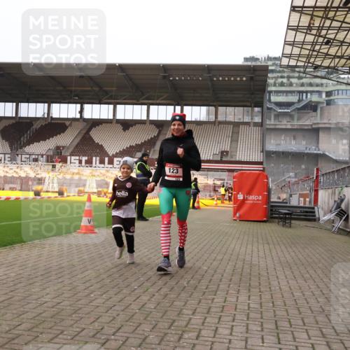 08.12.2024 - St. Pauli X-Mass-Run No. 14 Yannick Fuchs http://msf.ph/oto/7477679 08.12.2024 10:00:07 Ziel 123, 2478, 2480, 2739, 2958, 3172, 3294 meine-sportfotos.de