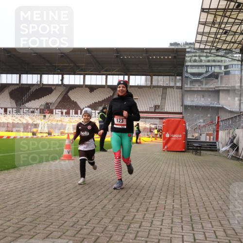 08.12.2024 - St. Pauli X-Mass-Run No. 14 Yannick Fuchs http://msf.ph/oto/7477683 08.12.2024 10:00:07 Ziel 123, 2478, 2480, 2739, 2958, 3172, 3294 meine-sportfotos.de