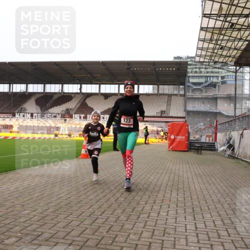 08.12.2024 - St. Pauli X-Mass-Run No. 14 Yannick Fuchs http://msf.ph/oto/7477693 08.12.2024 10:00:07 Ziel 123, 2478, 2480, 2739, 2958, 3172, 3294 meine-sportfotos.de