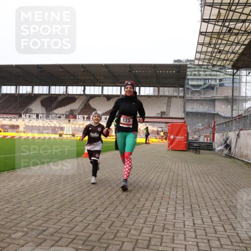 08.12.2024 - St. Pauli X-Mass-Run No. 14 Yannick Fuchs http://msf.ph/oto/7477697 08.12.2024 10:00:07 Ziel 123, 2478, 2480, 2739, 2958, 3172, 3294 meine-sportfotos.de