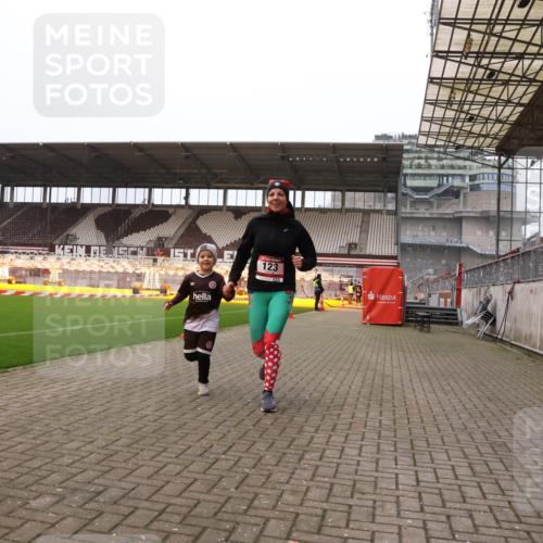 08.12.2024 - St. Pauli X-Mass-Run No. 14 Yannick Fuchs http://msf.ph/oto/7477702 08.12.2024 10:00:07 Ziel 123, 2478, 2480, 2739, 2958, 3172, 3294 meine-sportfotos.de