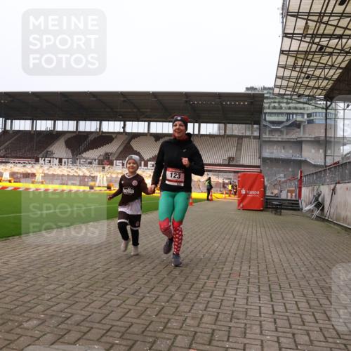 08.12.2024 - St. Pauli X-Mass-Run No. 14 Yannick Fuchs http://msf.ph/oto/7477705 08.12.2024 10:00:07 Ziel 123, 2478, 2480, 2739, 2958, 3172, 3294 meine-sportfotos.de