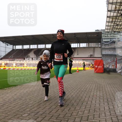 08.12.2024 - St. Pauli X-Mass-Run No. 14 Yannick Fuchs http://msf.ph/oto/7477711 08.12.2024 10:00:08 Ziel 123, 2478, 2480, 2739, 2958, 3013, 3015, 3172, 3294 meine-sportfotos.de