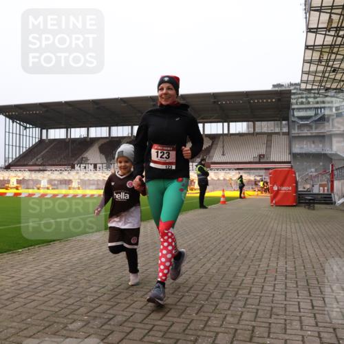 08.12.2024 - St. Pauli X-Mass-Run No. 14 Yannick Fuchs http://msf.ph/oto/7477715 08.12.2024 10:00:08 Ziel 123, 2478, 2480, 2739, 2958, 3013, 3015, 3172, 3294 meine-sportfotos.de