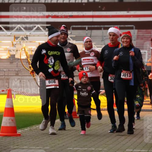 08.12.2024 - St. Pauli X-Mass-Run No. 14 Yannick Fuchs http://msf.ph/oto/7477762 08.12.2024 10:00:19 Ziel 174, 259, 484, 608, 3013, 3015, 3170, 3172 meine-sportfotos.de