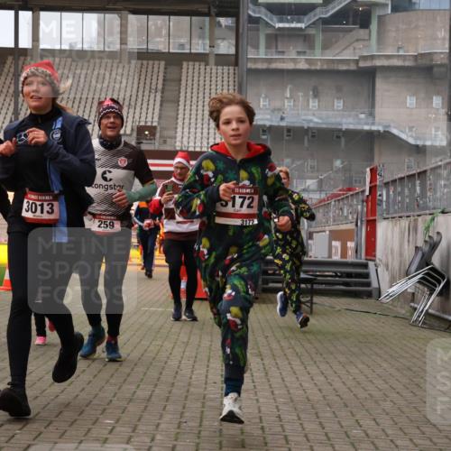 08.12.2024 - St. Pauli X-Mass-Run No. 14 Yannick Fuchs http://msf.ph/oto/7477846 08.12.2024 10:00:24 Ziel 174, 259, 484, 608, 1393, 1725, 3013, 3015, 3170, 3172 meine-sportfotos.de