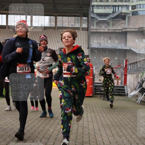 08.12.2024 - St. Pauli X-Mass-Run No. 14 Yannick Fuchs http://msf.ph/oto/7477849 08.12.2024 10:00:25 Ziel 174, 259, 484, 608, 1393, 1725, 2760, 3013, 3015, 3170, 3172 meine-sportfotos.de