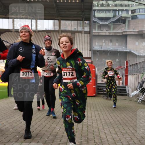 08.12.2024 - St. Pauli X-Mass-Run No. 14 Yannick Fuchs http://msf.ph/oto/7477850 08.12.2024 10:00:25 Ziel 174, 259, 484, 608, 1393, 1725, 2760, 3013, 3015, 3170, 3172 meine-sportfotos.de