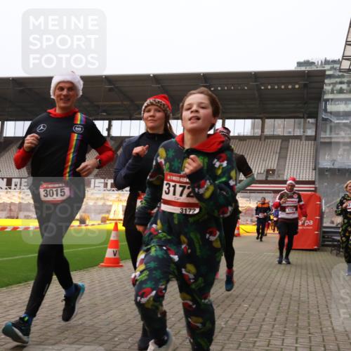 08.12.2024 - St. Pauli X-Mass-Run No. 14 Yannick Fuchs http://msf.ph/oto/7477862 08.12.2024 10:00:25 Ziel 174, 259, 484, 608, 1393, 1725, 2760, 3013, 3015, 3170, 3172 meine-sportfotos.de