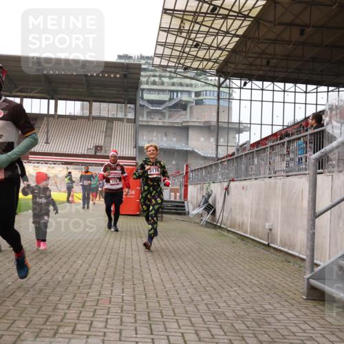 08.12.2024 - St. Pauli X-Mass-Run No. 14 Yannick Fuchs http://msf.ph/oto/7477866 08.12.2024 10:00:26 Ziel 174, 259, 484, 608, 1393, 1725, 2760, 3013, 3015, 3170, 3172 meine-sportfotos.de