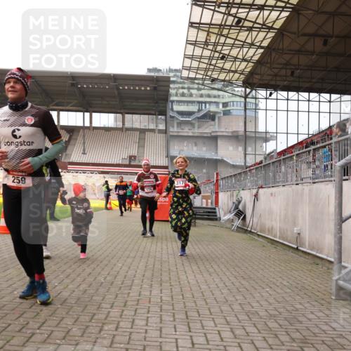 08.12.2024 - St. Pauli X-Mass-Run No. 14 Yannick Fuchs http://msf.ph/oto/7477872 08.12.2024 10:00:26 Ziel 174, 259, 484, 608, 1393, 1725, 2760, 3013, 3015, 3170, 3172 meine-sportfotos.de