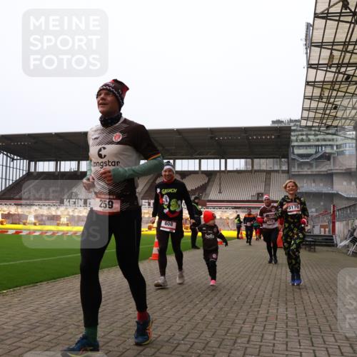 08.12.2024 - St. Pauli X-Mass-Run No. 14 Yannick Fuchs http://msf.ph/oto/7477877 08.12.2024 10:00:27 Ziel 174, 259, 484, 608, 1393, 1725, 2760, 3013, 3015, 3170, 3172 meine-sportfotos.de