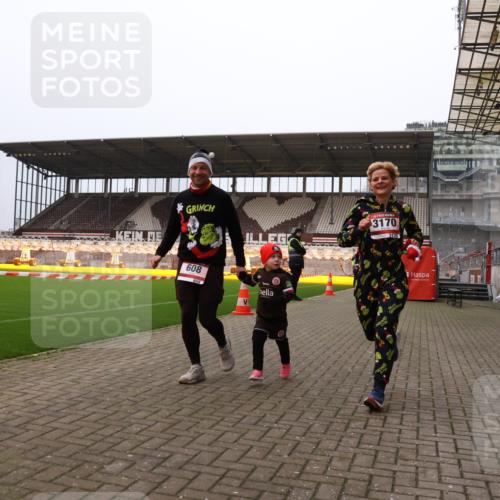 08.12.2024 - St. Pauli X-Mass-Run No. 14 Yannick Fuchs http://msf.ph/oto/7477900 08.12.2024 10:00:28 Ziel 174, 259, 484, 608, 1393, 1725, 2760, 3013, 3015, 3170, 3172 meine-sportfotos.de