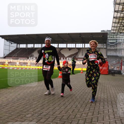 08.12.2024 - St. Pauli X-Mass-Run No. 14 Yannick Fuchs http://msf.ph/oto/7477903 08.12.2024 10:00:28 Ziel 174, 259, 484, 608, 1393, 1725, 2760, 3013, 3015, 3170, 3172 meine-sportfotos.de