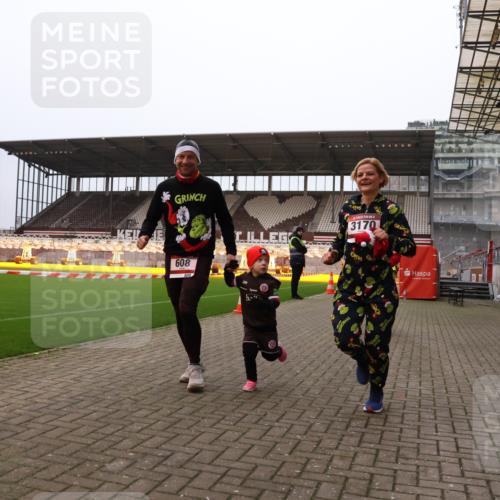 08.12.2024 - St. Pauli X-Mass-Run No. 14 Yannick Fuchs http://msf.ph/oto/7477906 08.12.2024 10:00:28 Ziel 174, 259, 484, 608, 1393, 1725, 2760, 3013, 3015, 3170, 3172 meine-sportfotos.de