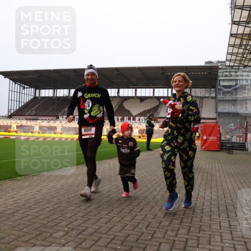 08.12.2024 - St. Pauli X-Mass-Run No. 14 Yannick Fuchs http://msf.ph/oto/7477908 08.12.2024 10:00:28 Ziel 174, 259, 484, 608, 1393, 1725, 2760, 3013, 3015, 3170, 3172 meine-sportfotos.de