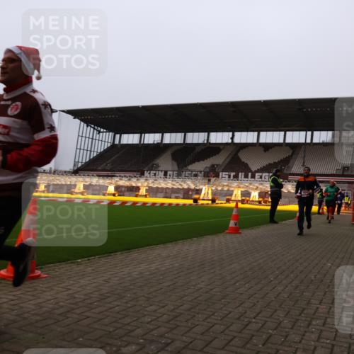08.12.2024 - St. Pauli X-Mass-Run No. 14 Yannick Fuchs http://msf.ph/oto/7477946 08.12.2024 10:00:30 Ziel 174, 259, 484, 608, 1393, 1725, 2760, 3013, 3015, 3170, 3172 meine-sportfotos.de