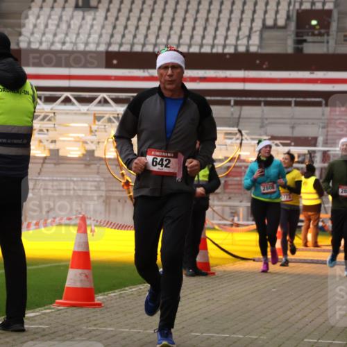 08.12.2024 - St. Pauli X-Mass-Run No. 14 Yannick Fuchs http://msf.ph/oto/7478169 08.12.2024 10:00:55 Ziel 410, 642, 1750, 1773, 2447, 2808, 2809, 3033 meine-sportfotos.de