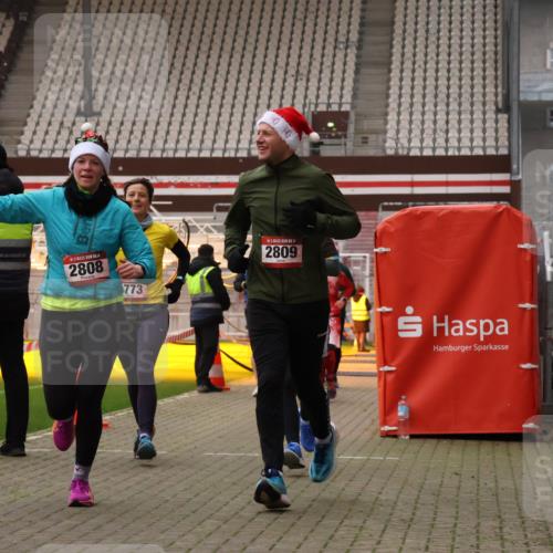 08.12.2024 - St. Pauli X-Mass-Run No. 14 Yannick Fuchs http://msf.ph/oto/7478236 08.12.2024 10:01:02 Ziel 410, 642, 1750, 1773, 2447, 2808, 2809, 3033 meine-sportfotos.de