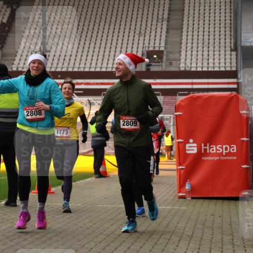 08.12.2024 - St. Pauli X-Mass-Run No. 14 Yannick Fuchs http://msf.ph/oto/7478243 08.12.2024 10:01:02 Ziel 410, 642, 1750, 1773, 2447, 2808, 2809, 3033 meine-sportfotos.de