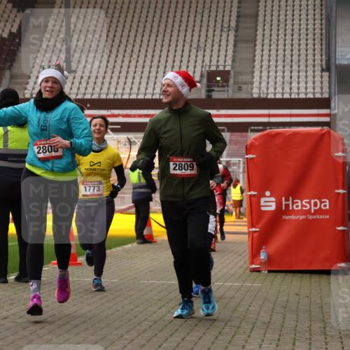 08.12.2024 - St. Pauli X-Mass-Run No. 14 Yannick Fuchs http://msf.ph/oto/7478247 08.12.2024 10:01:02 Ziel 410, 642, 1750, 1773, 2447, 2808, 2809, 3033 meine-sportfotos.de