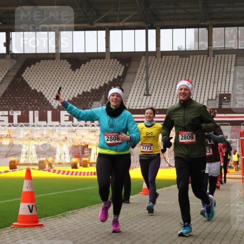 08.12.2024 - St. Pauli X-Mass-Run No. 14 Yannick Fuchs http://msf.ph/oto/7478250 08.12.2024 10:01:03 Ziel 410, 642, 1750, 1773, 2447, 2808, 2809, 3033 meine-sportfotos.de