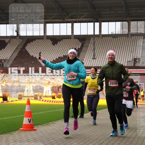 08.12.2024 - St. Pauli X-Mass-Run No. 14 Yannick Fuchs http://msf.ph/oto/7478256 08.12.2024 10:01:03 Ziel 410, 642, 1750, 1773, 2447, 2808, 2809, 3033 meine-sportfotos.de