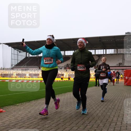 08.12.2024 - St. Pauli X-Mass-Run No. 14 Yannick Fuchs http://msf.ph/oto/7478286 08.12.2024 10:01:05 Ziel 410, 418, 642, 1750, 1773, 2447, 2808, 2809, 3033 meine-sportfotos.de