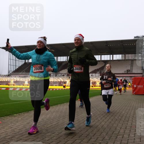 08.12.2024 - St. Pauli X-Mass-Run No. 14 Yannick Fuchs http://msf.ph/oto/7478294 08.12.2024 10:01:05 Ziel 410, 418, 642, 1750, 1773, 2447, 2808, 2809, 3033 meine-sportfotos.de