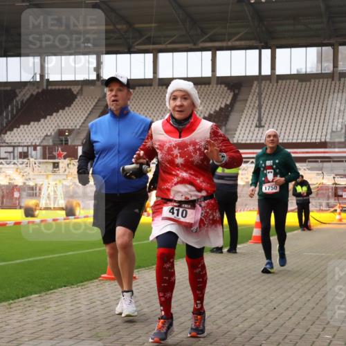 08.12.2024 - St. Pauli X-Mass-Run No. 14 Yannick Fuchs http://msf.ph/oto/7478360 08.12.2024 10:01:09 Ziel 410, 418, 713, 1750, 1773, 2447, 2696, 2808, 2809, 3033 meine-sportfotos.de